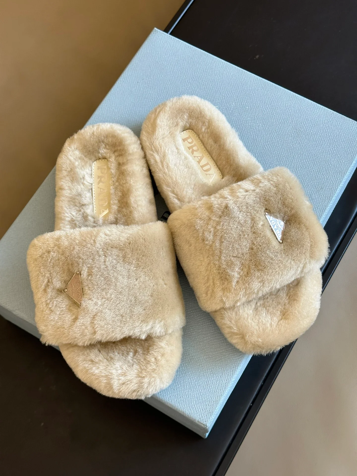 Новинка сезона осень/зима 2023 от Prada - Шерстяные тапочки - Треугольный логотип сбоку - Абрикосовый цвет