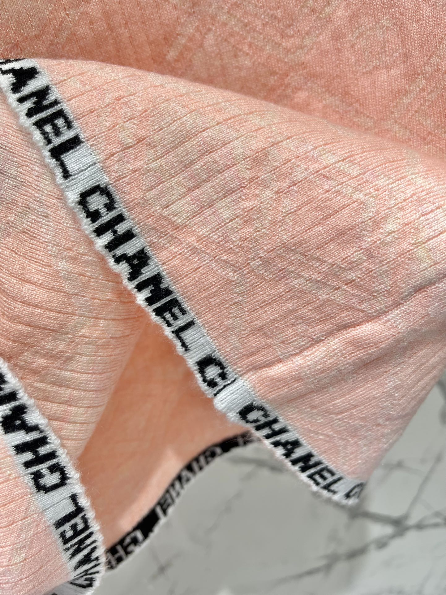 Новый клетчатый трикотажный топ Chanel 2403-24 с короткими рукавами - оранжево-розовый