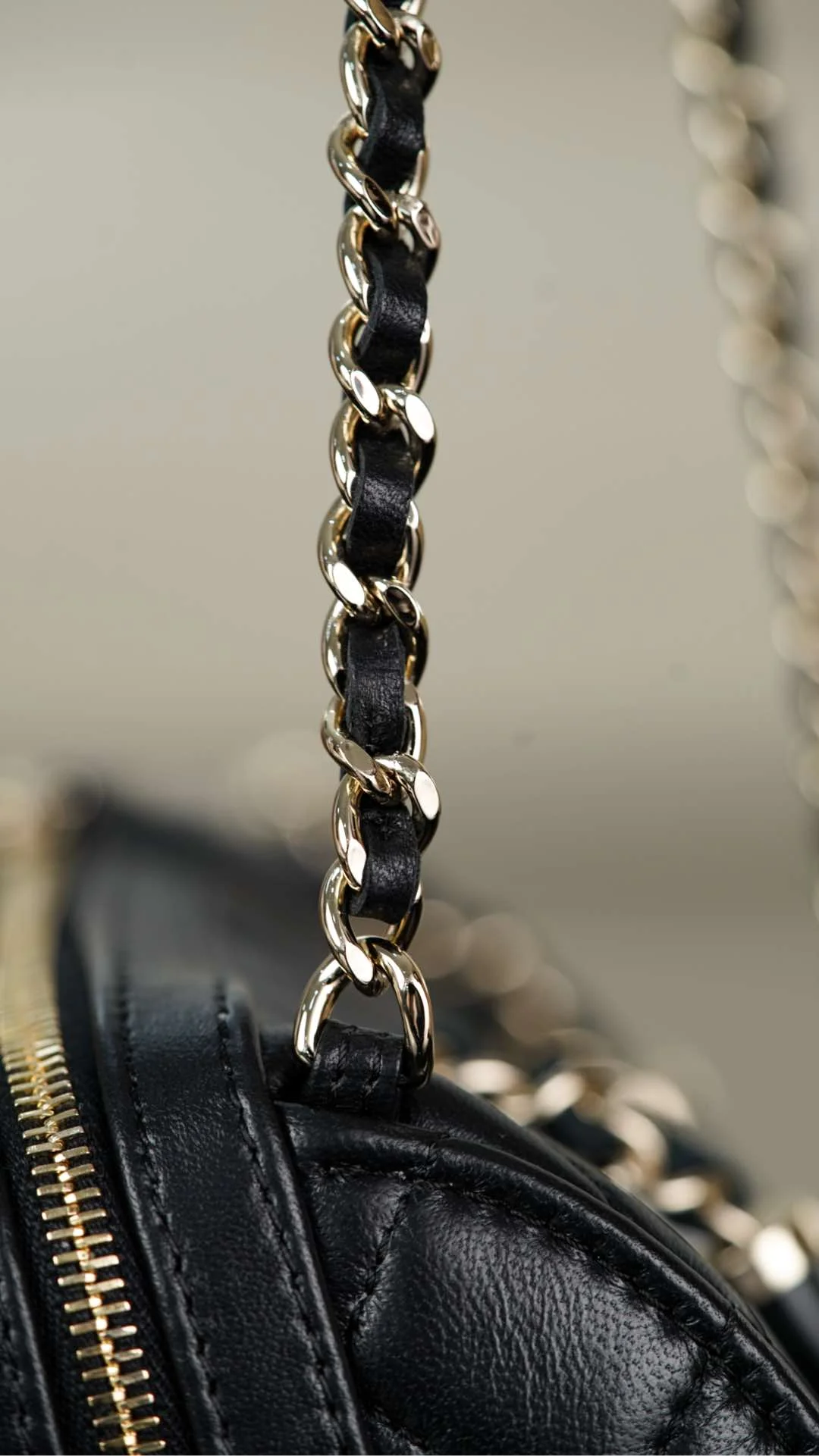 Сумка Chanel 25c Boston Bowling Bag — черно-золотая.