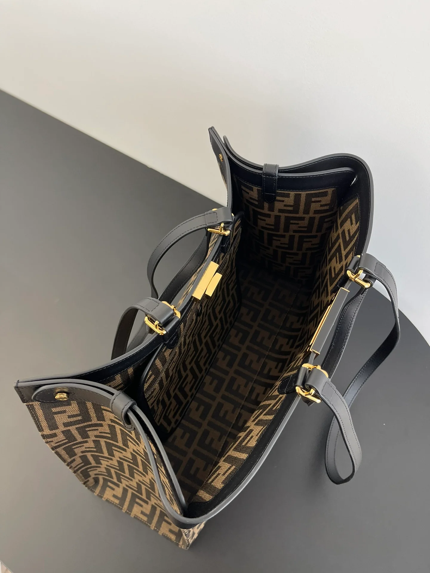 Сумка-тоут Fendi Monogram Canvas