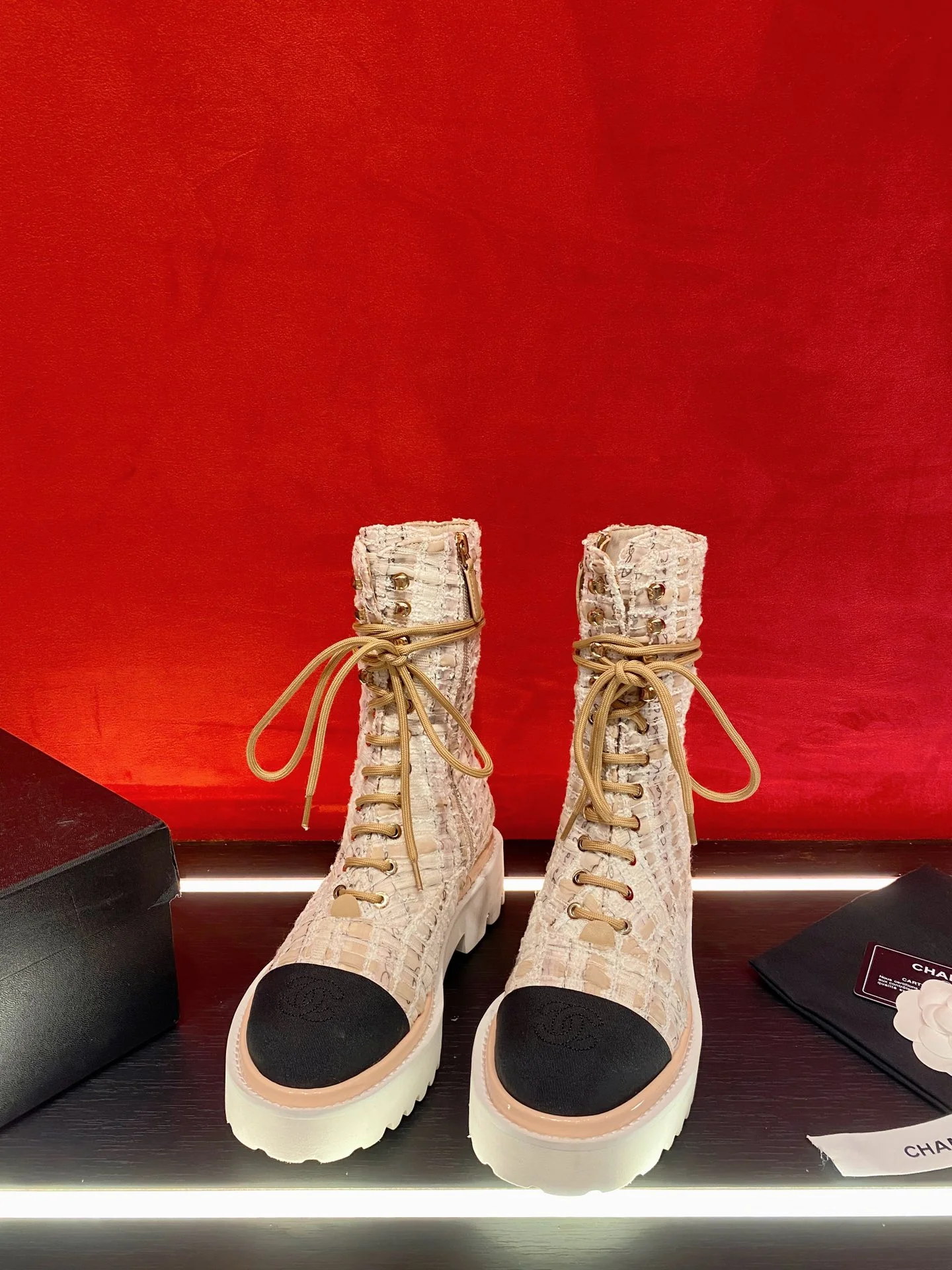 Новинка сезона осень/зима 2022 от Chanel — Ботинки Dr. Martens на платформе — Розовые с блестками — 5 см