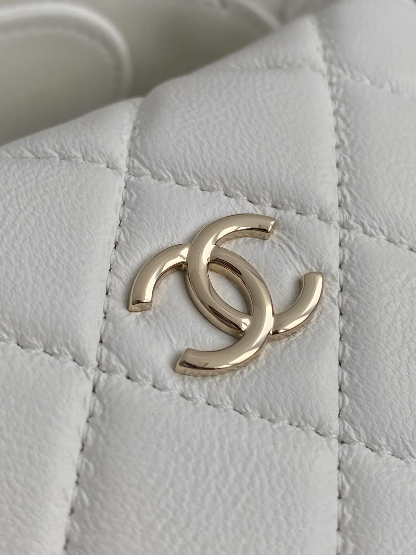 Коллекция Chanel ?Ранняя весна 2023? — клатч с обручем — белый.