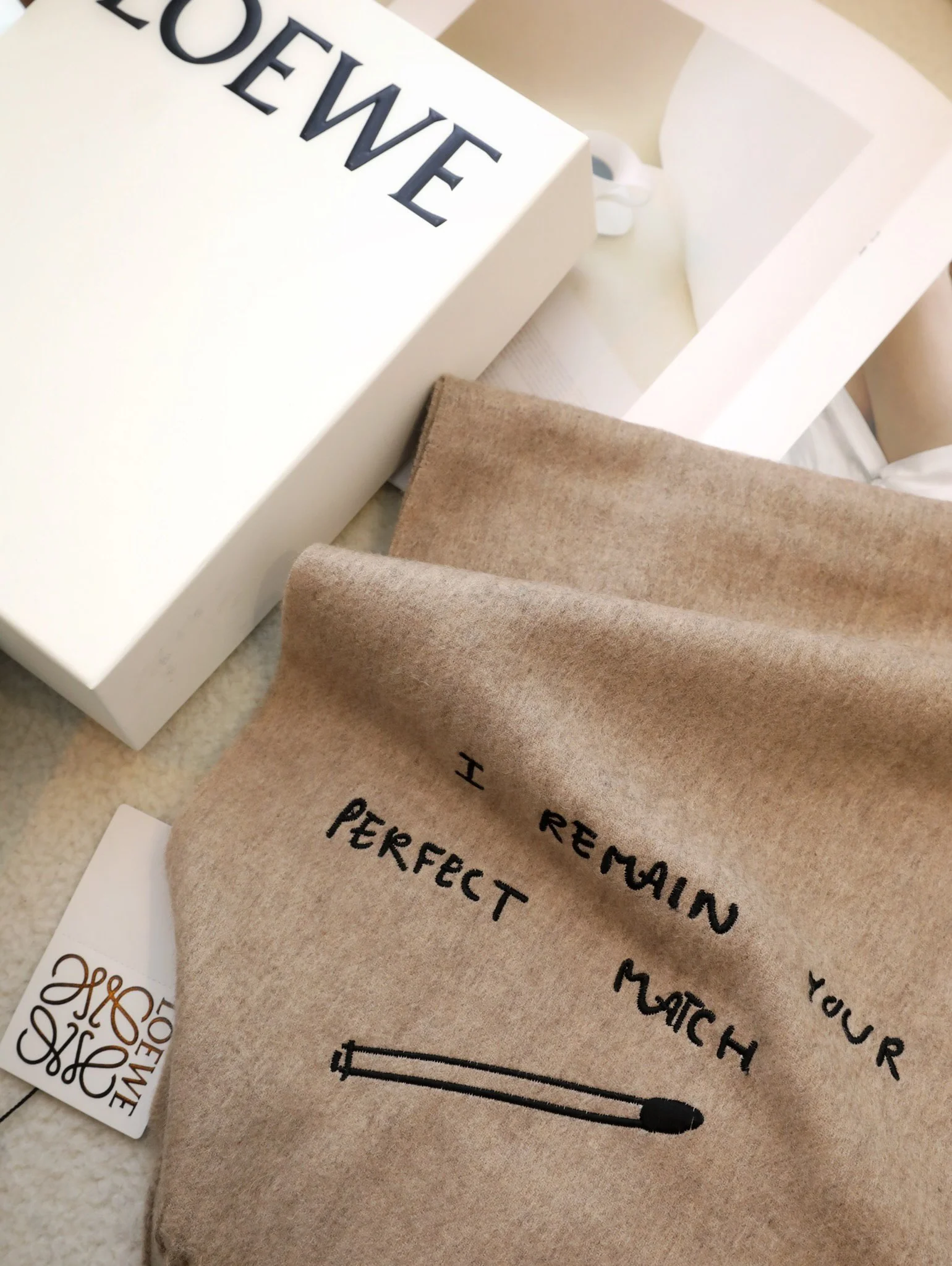 Шарф Loewe с вышивкой пуговицами в виде анаграммы - 35 см - 180 см - 100% овечья шерсть