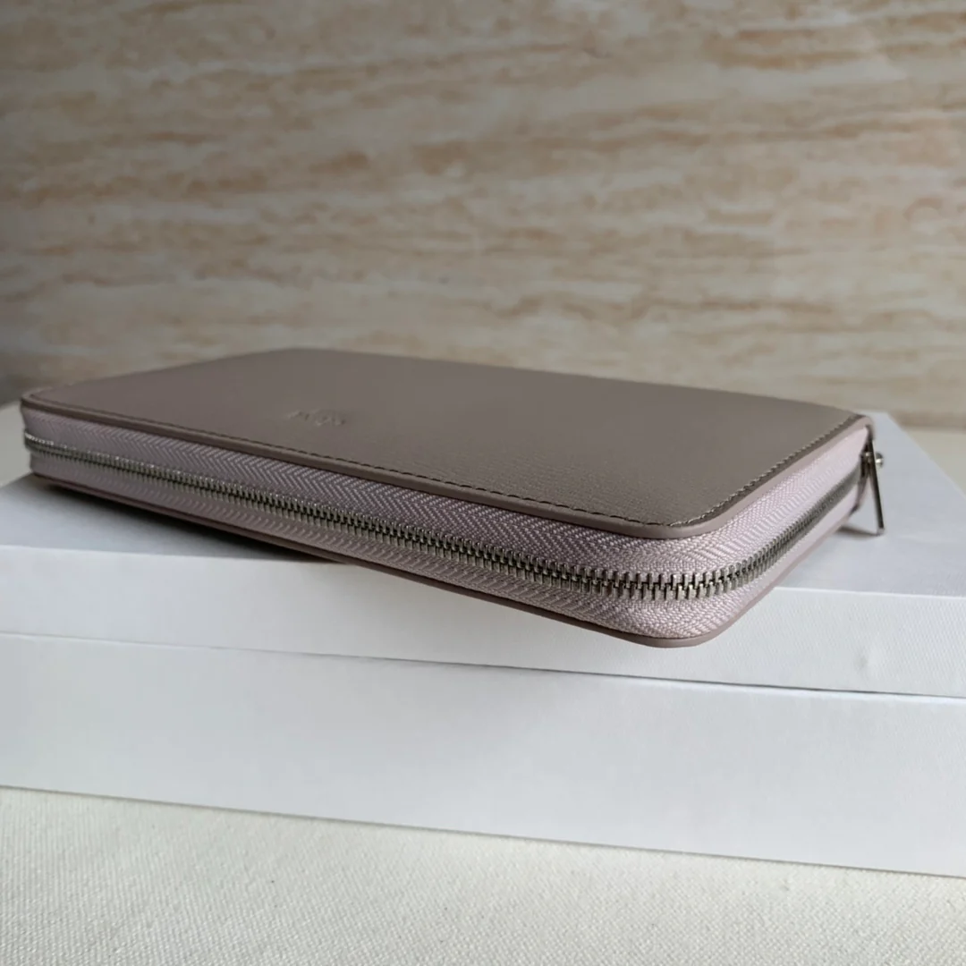 Кошелек Celine с длинной молнией — темно-серый с узором ?водная рябь?.