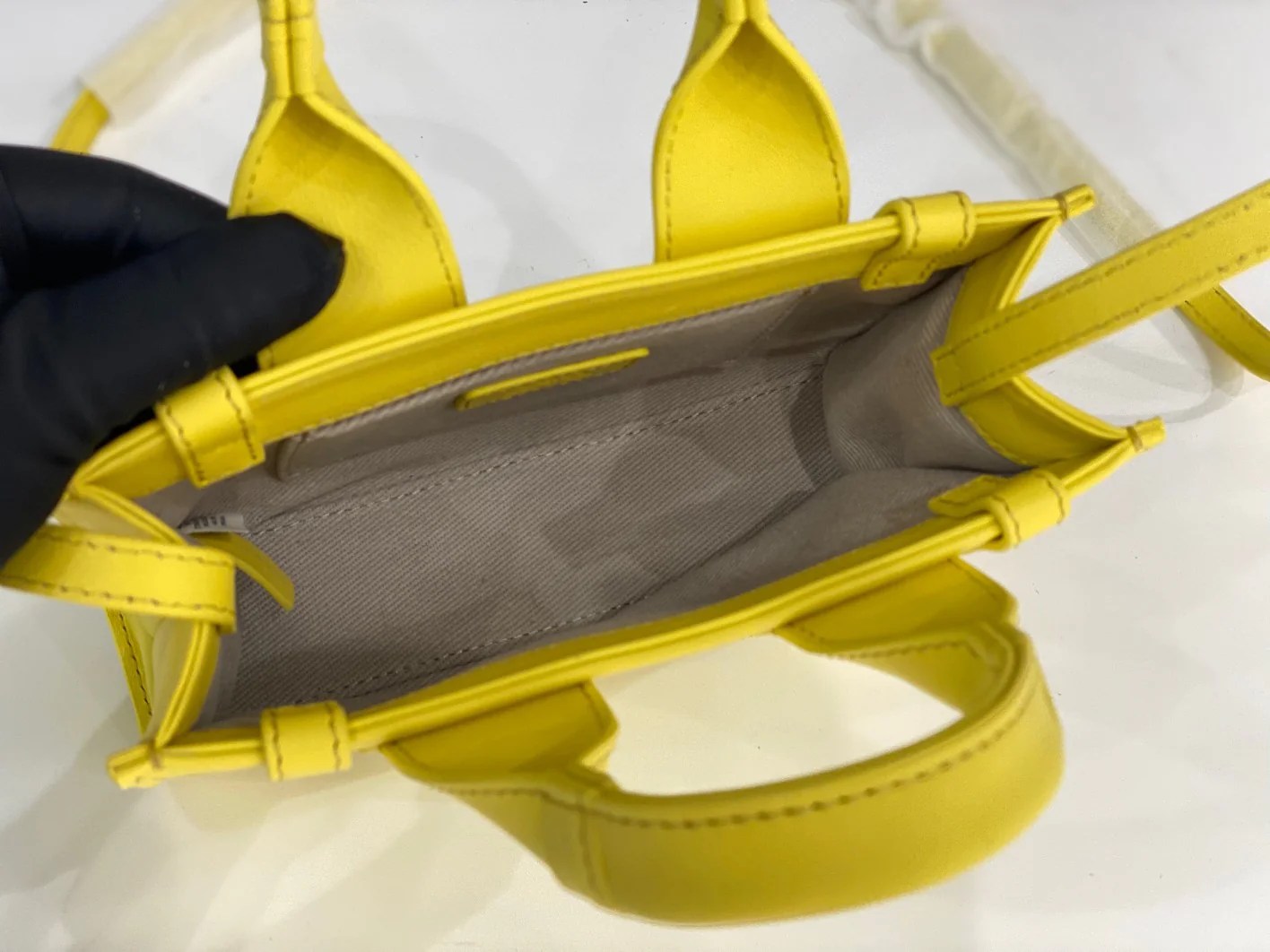 Сумка-тоут Chloe Woody, полностью кожаная, желтая, мини.