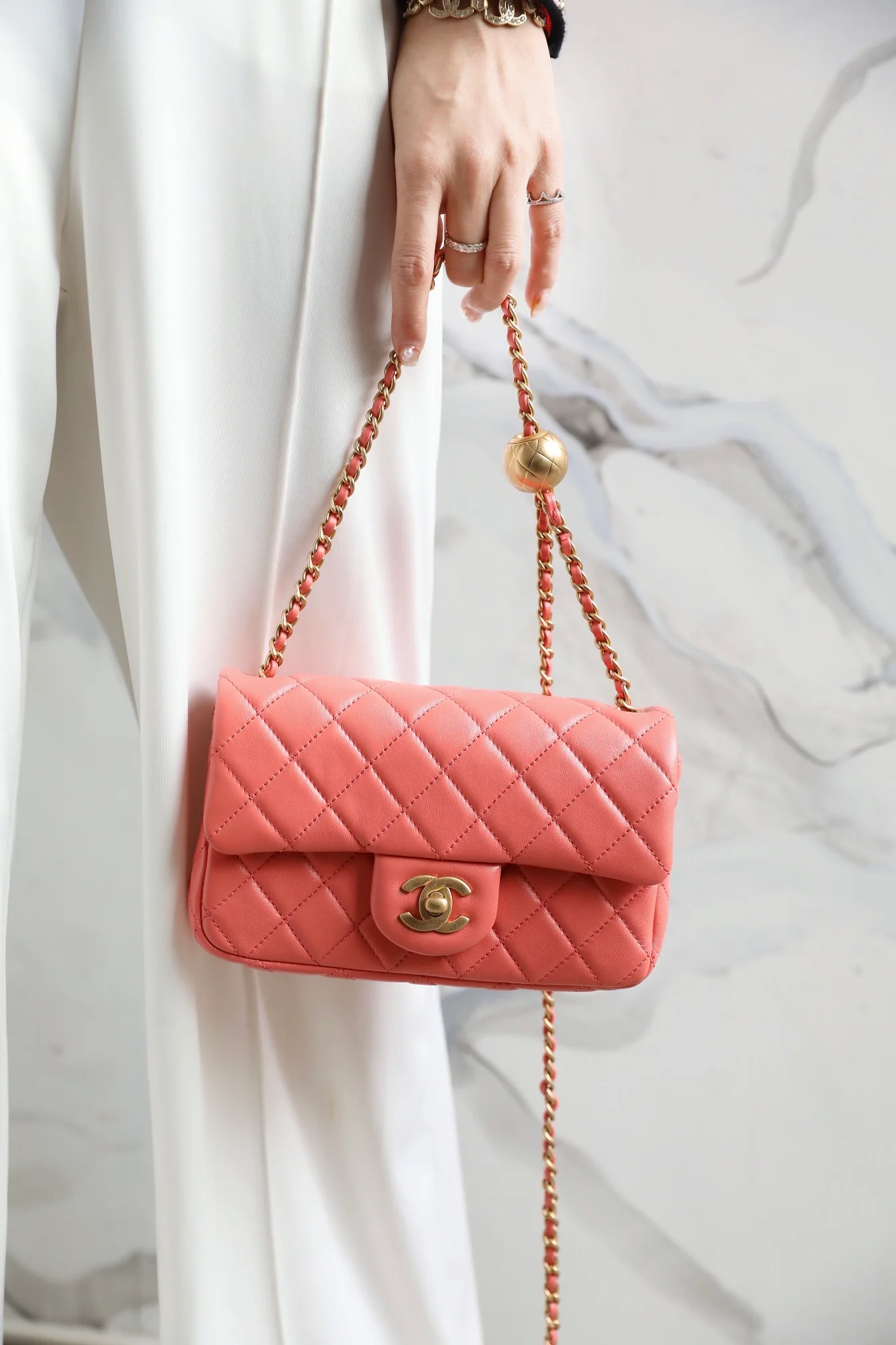 Chanel - Золотистая сумка-клапан с шариком из углеродного волокна - Кораллово-розовая