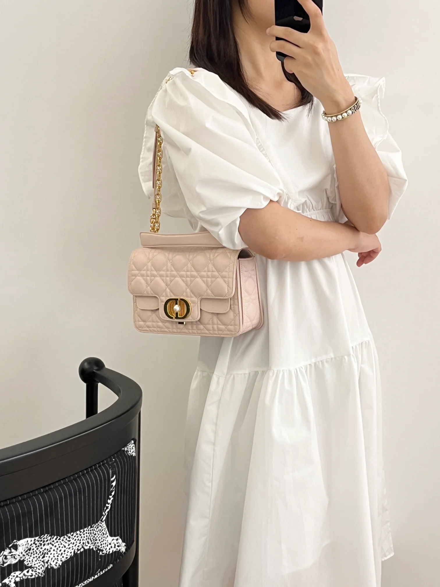 Сумка Dior Jolie из серии Jolie с жемчужной цепочкой — розовая — средний размер