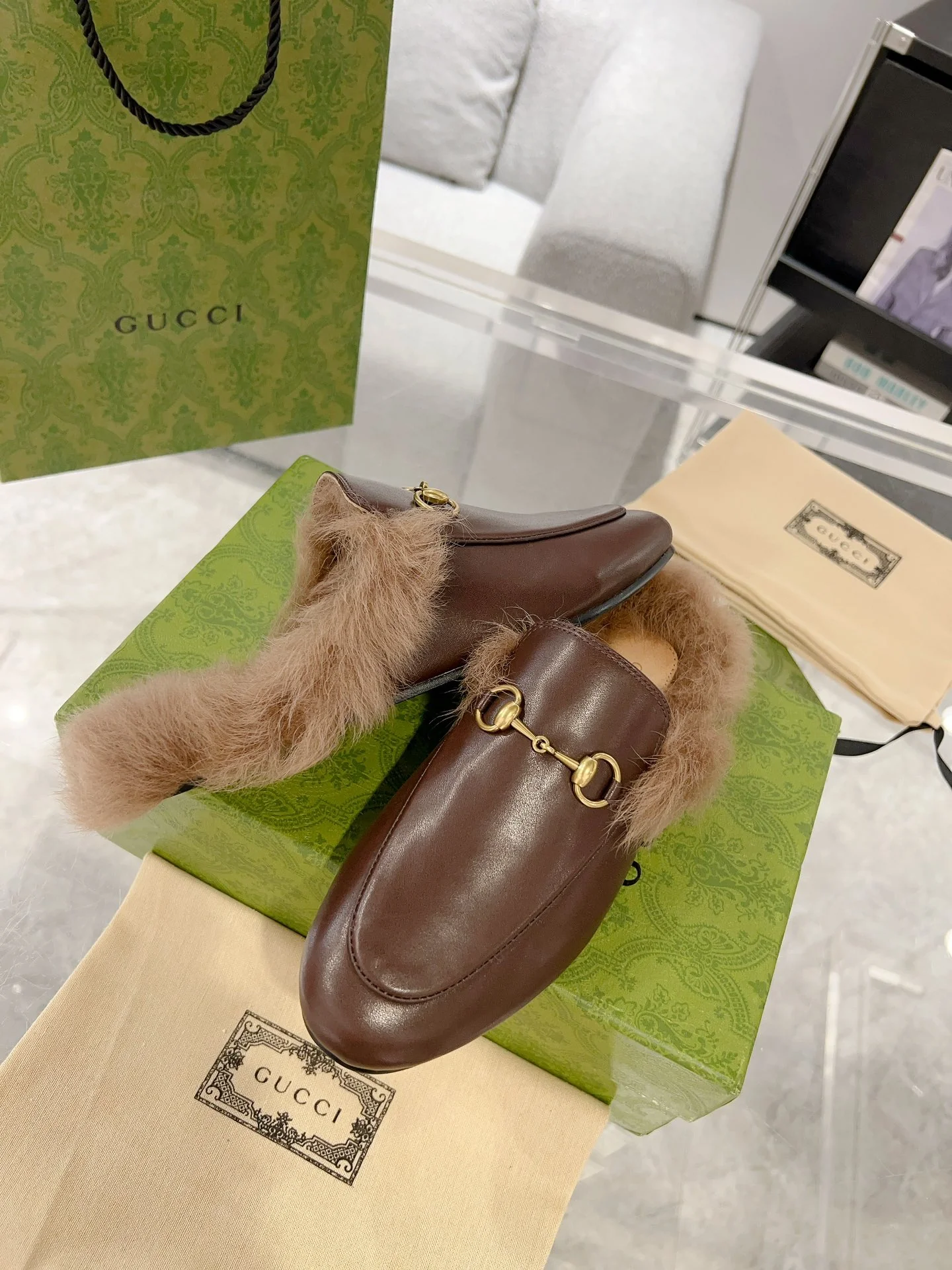 Новинка сезона осень/зима 2023 от Gucci - Тусклые тапочки с закрытым носком из тосканской шерсти - Коричневая кожа