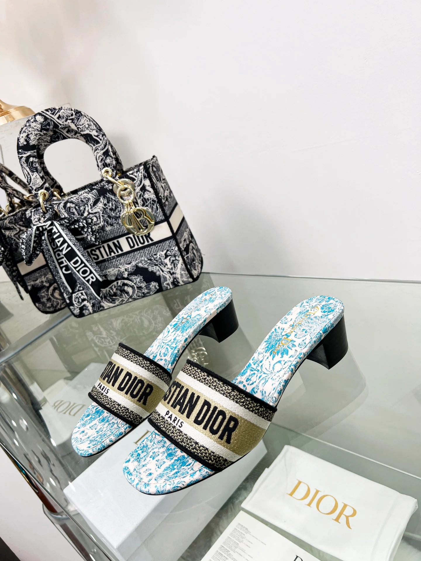 Новинка сезона весна/лето 2022 — туфли на каблуке с вышитыми буквами.