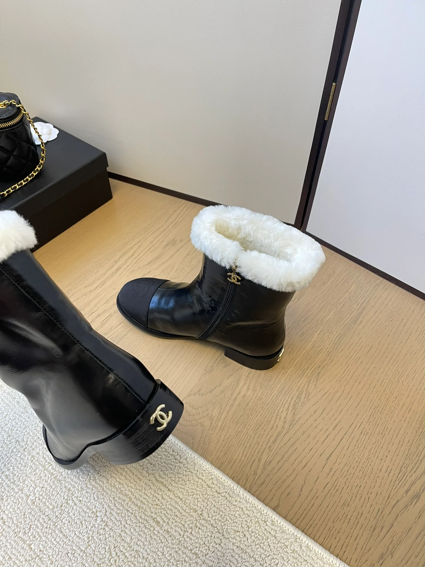 Снежные сапоги Chanel 2024 — черные