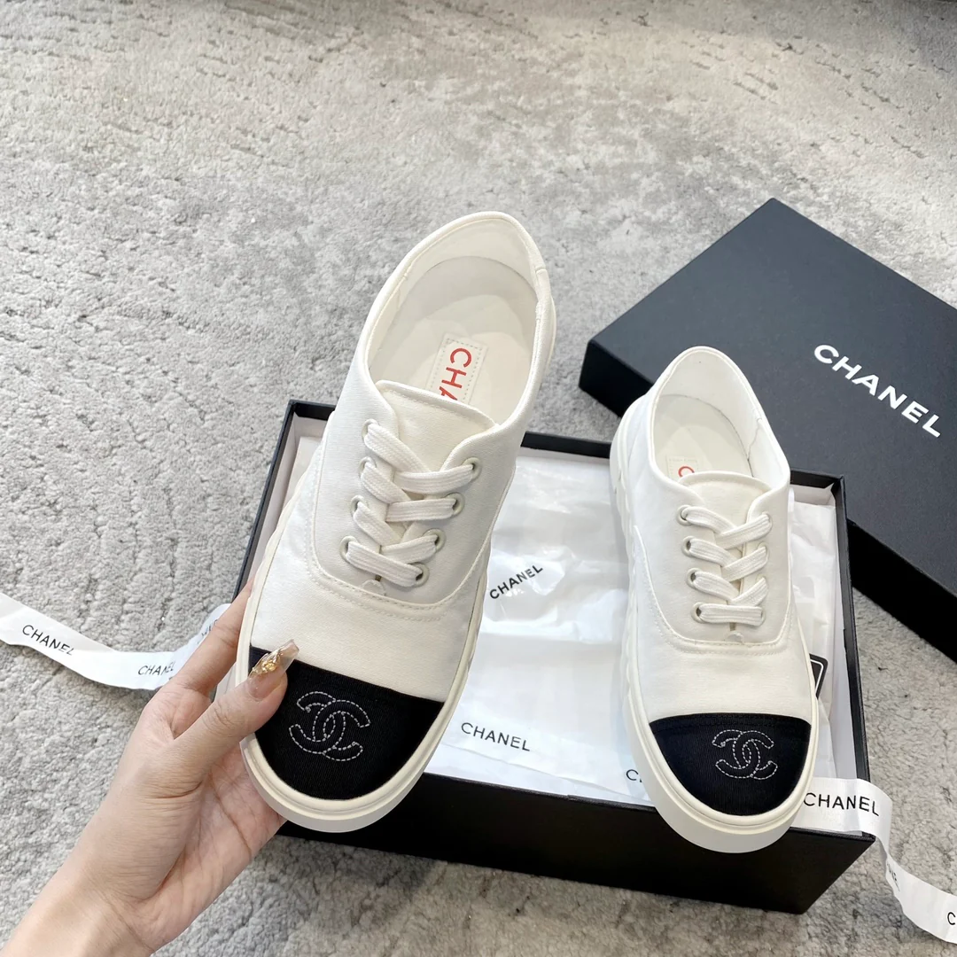 Новинка сезона весна/лето 2023 от Chanel - Колледжские парусиновые туфли - Белые - 1