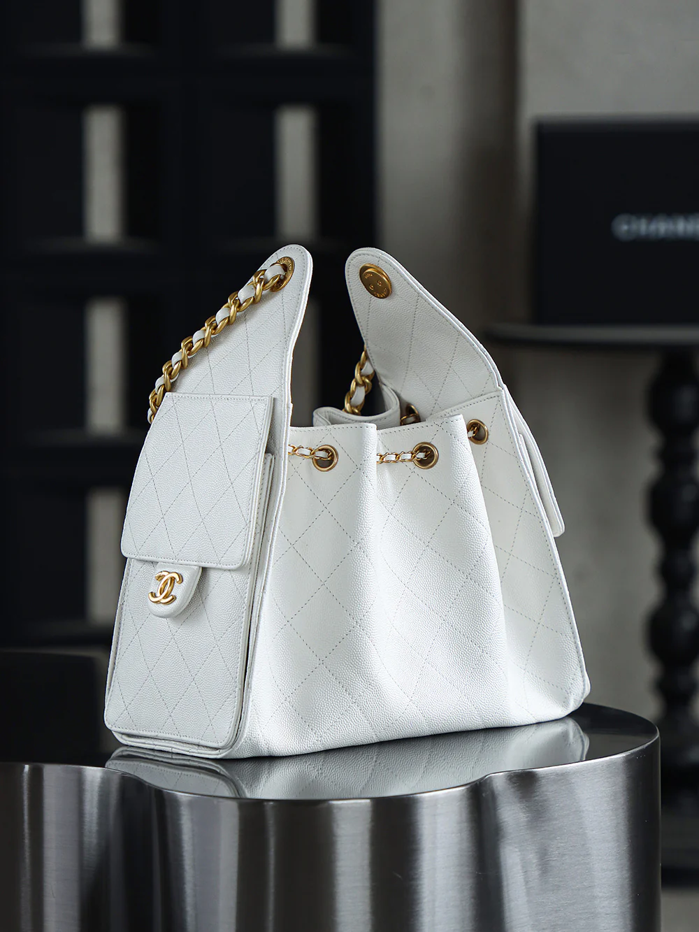 Сумка-хобо Chanel 25c Hippie, белая, маленькая, с золотой пряжкой.