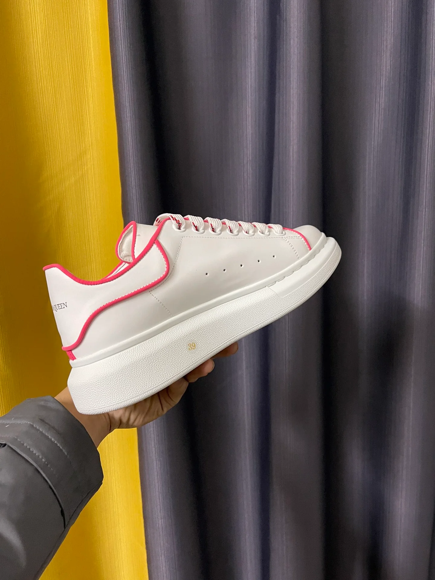 Классические белые кроссовки McQueen - унисекс - светоотражающие, розово-красные (3M).