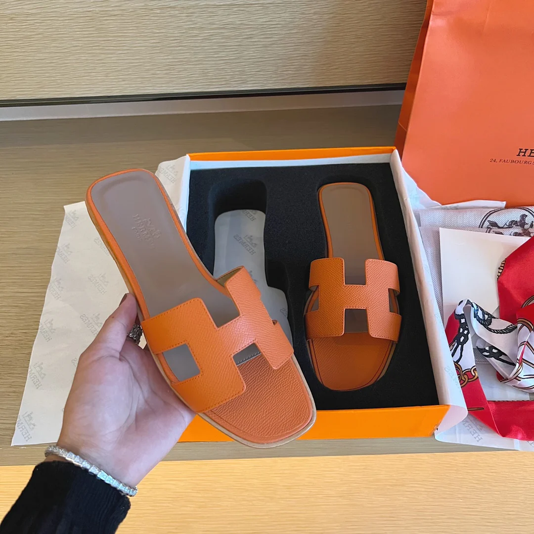 Классические тапочки Hermes с буквой H — оранжевый с пальмовым принтом