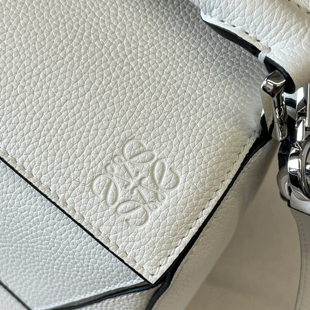 Сумка Loewe Puzzle из зернистой кожи, маленькая, белая.