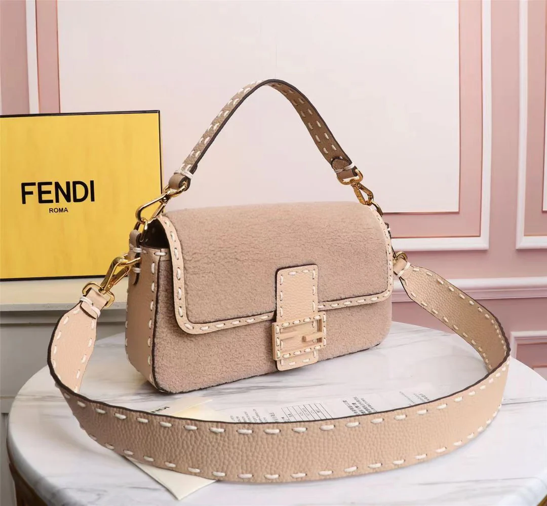 Сумка Fendi Baguette Medium Apricot из овечьей шерсти
