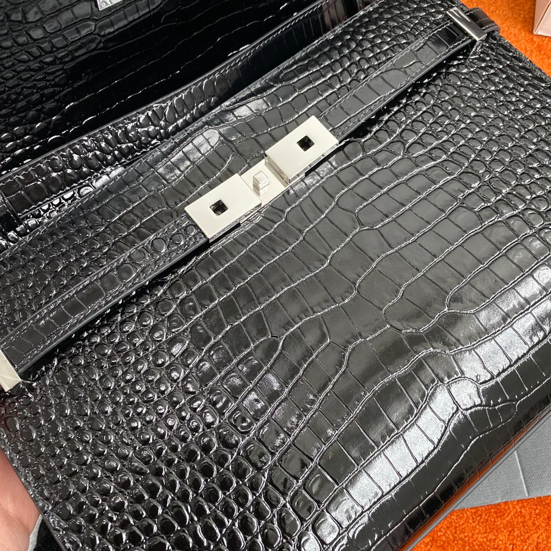 Сумка YSL Manhattan - фурнитура из серебра с тиснением под крокодиловую кожу.