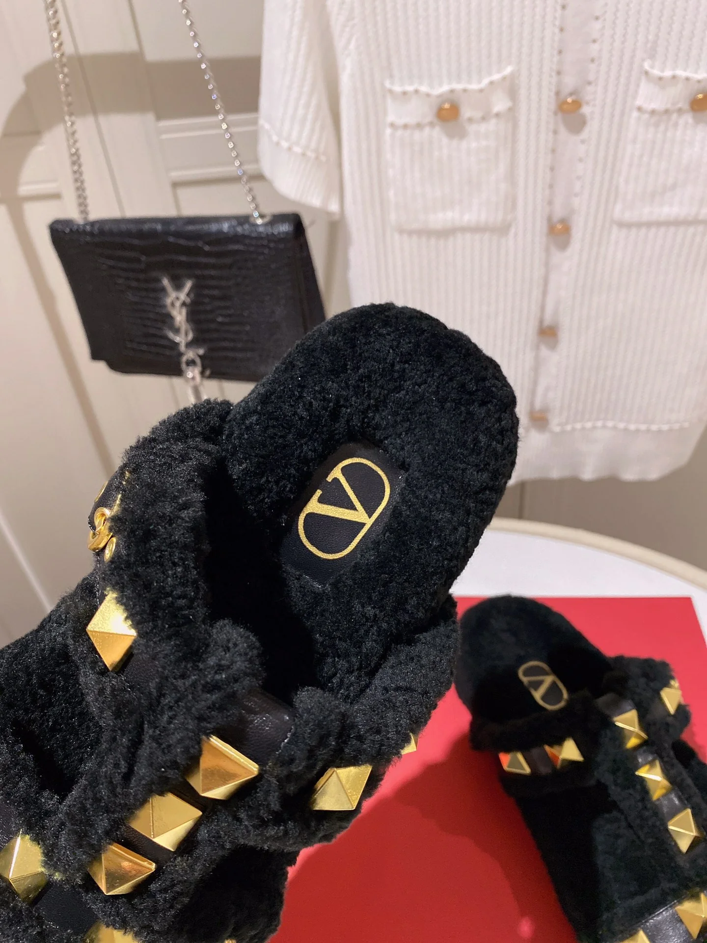 Новинка сезона осень/зима 2022 от Valentino - Шерстяные тапочки - Черные