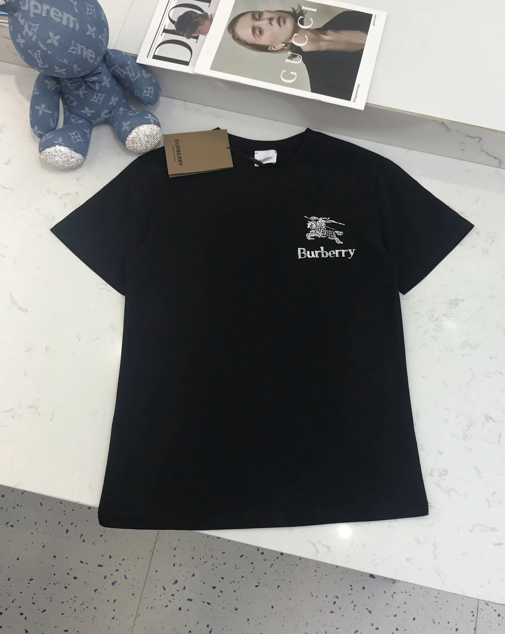 Футболка Burberry 2403 с вышитым логотипом лошади, круглым вырезом и короткими рукавами — три цвета.