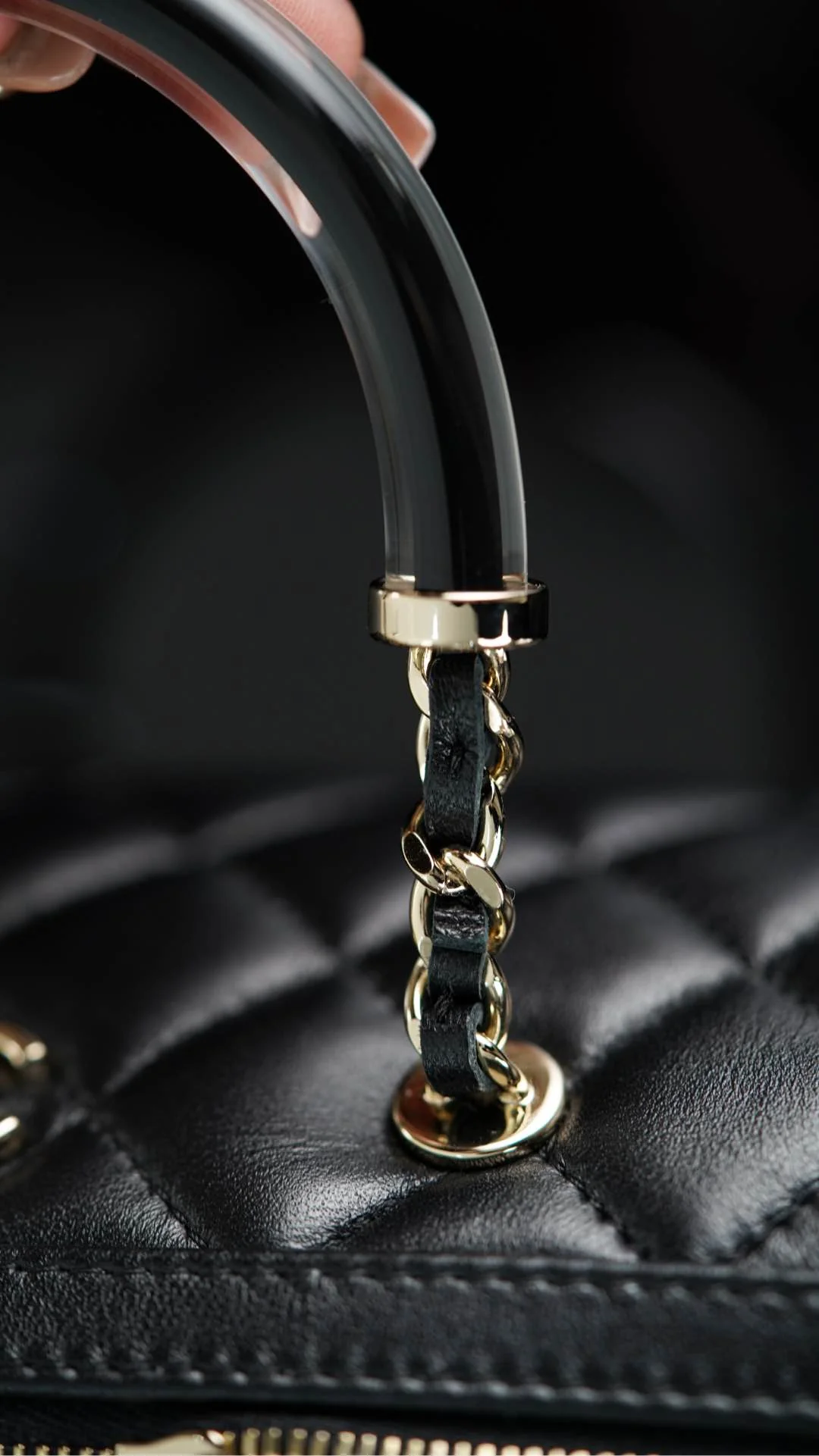 Сумка Chanel 25c Boston Bowling Bag — черно-золотая.