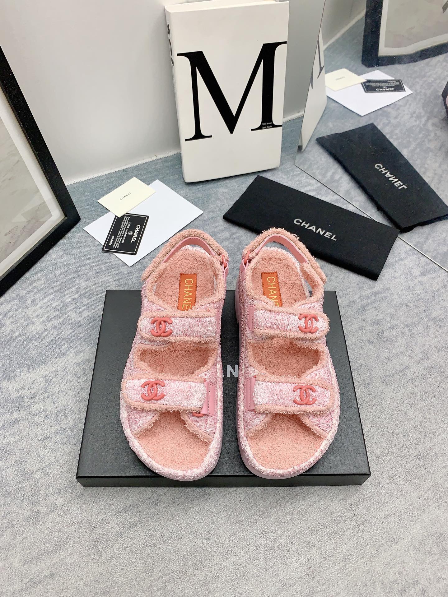 Новинка сезона осень/зима 2023 от Chanel - Сандалии на платформе из махровой ткани - Розовые