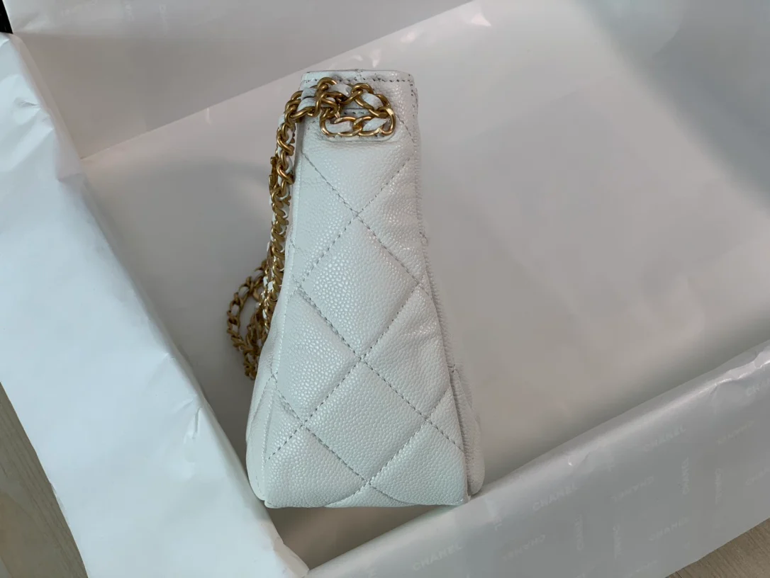 Коллекция Chanel Весна/Лето 2022 - Сумка-хобо Golden Globe - Маленькая - 2 шт.