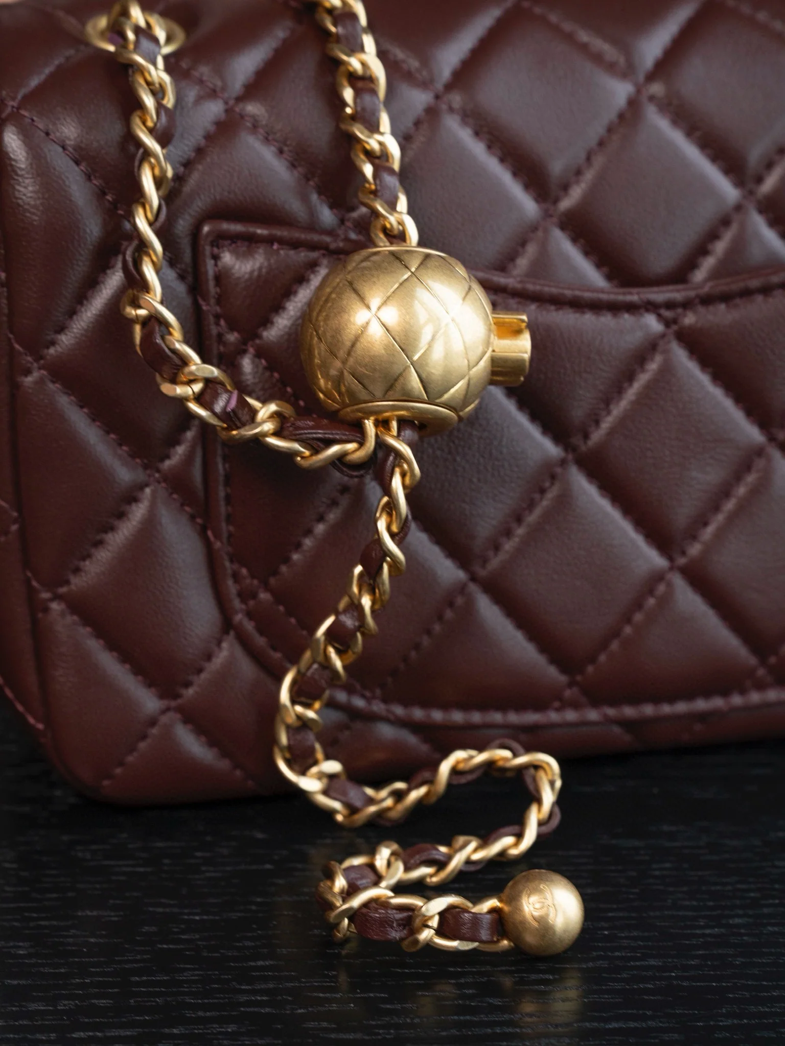 Мини-платье Chanel CF Gold Ball, бордовое.