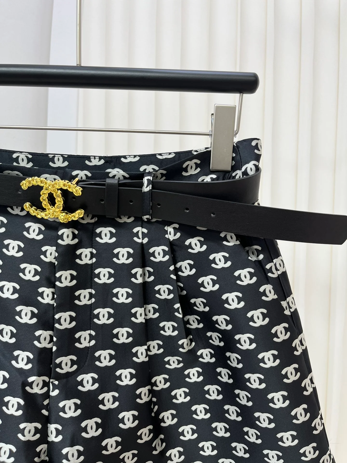 Классические жаккардовые шорты Chanel 2403 с буквенным рисунком - черные.