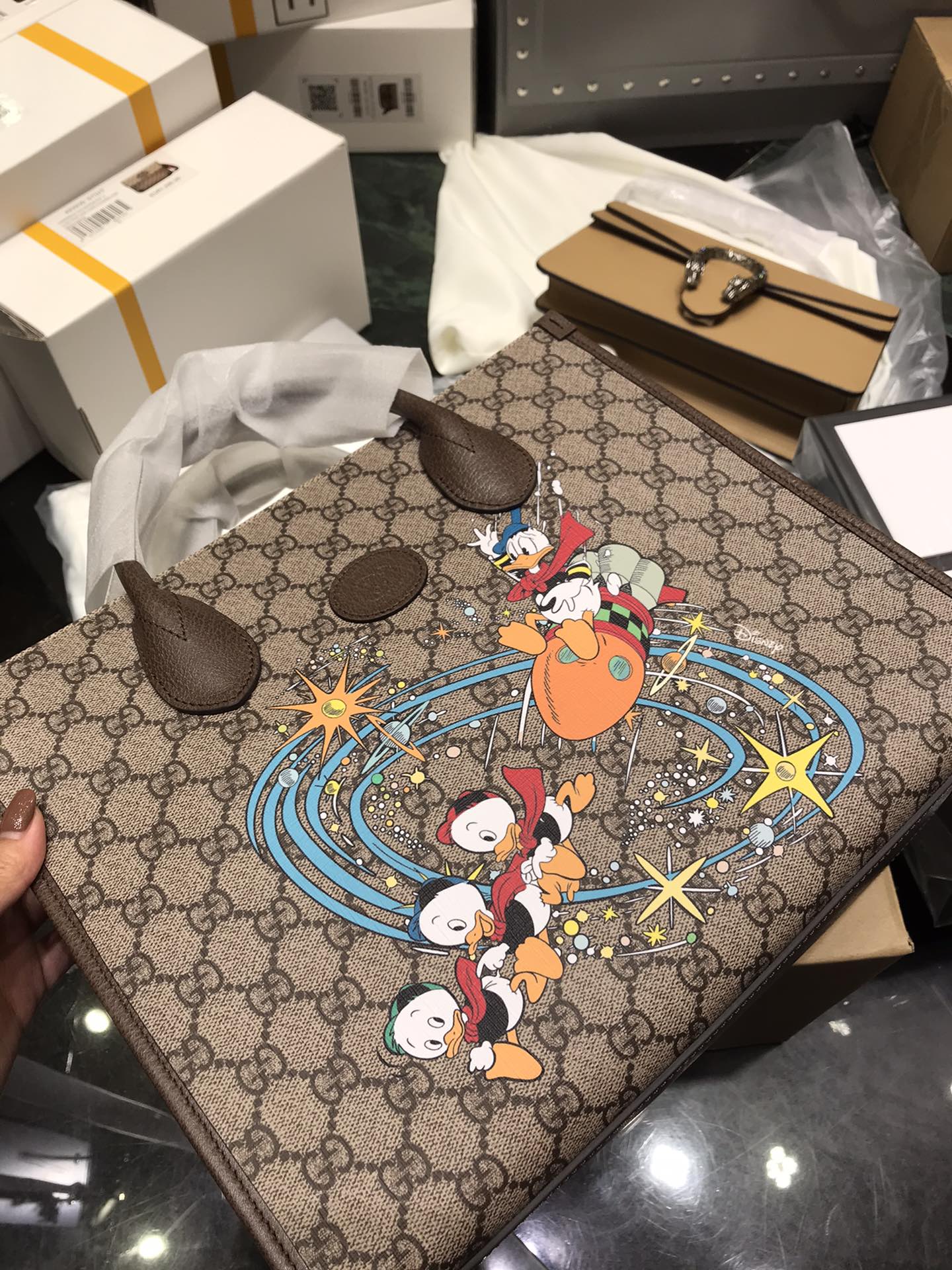 Маленькая сумка для покупок Gucci с изображением Дональда Дака