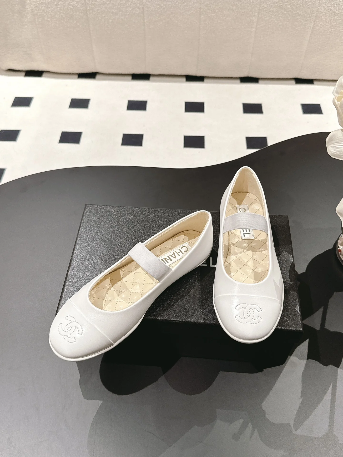 Туфли Мэри Джейн Chanel 2025 — белые