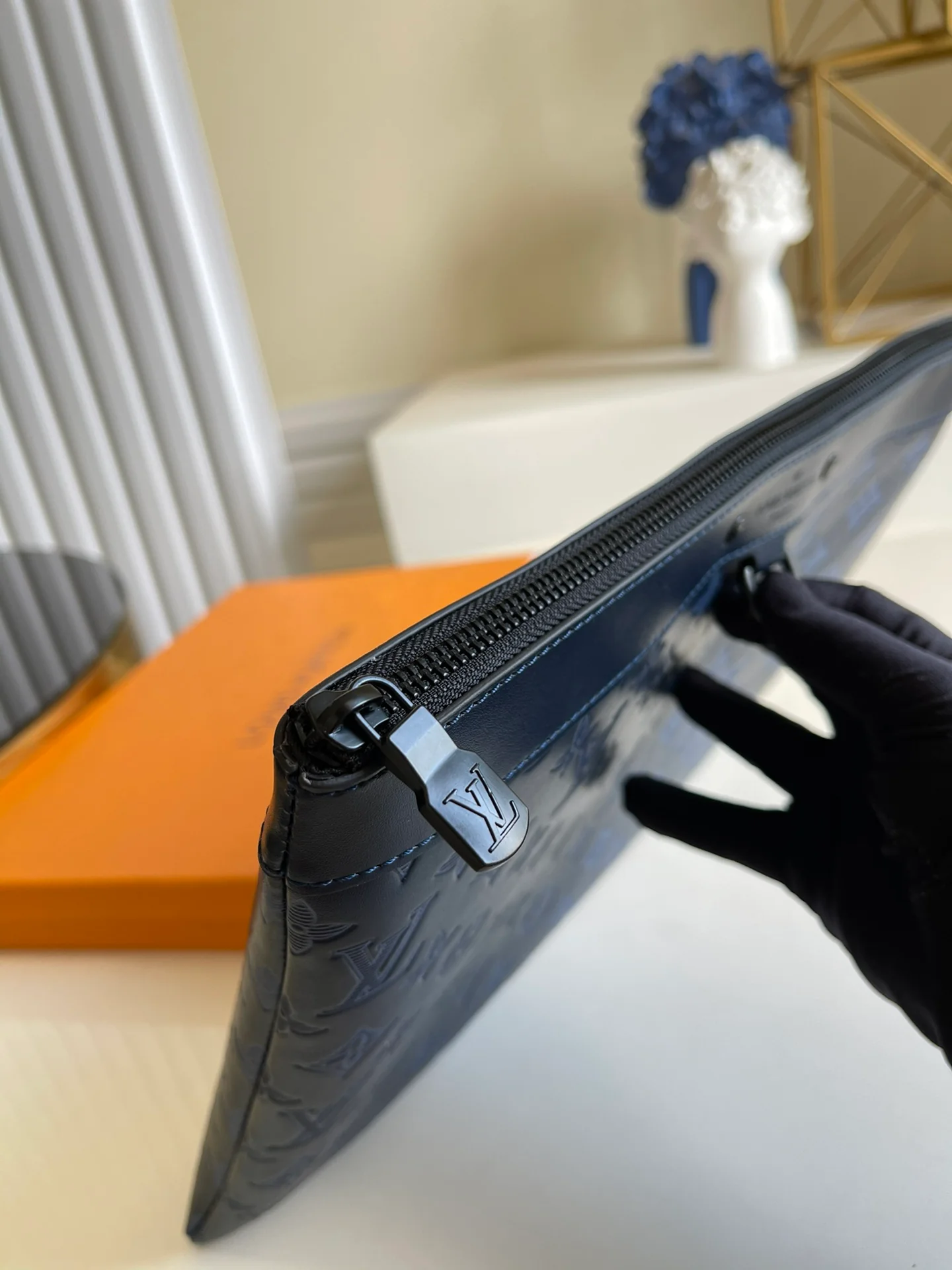 lv-m80425-discovery-pochette-large clutch bag