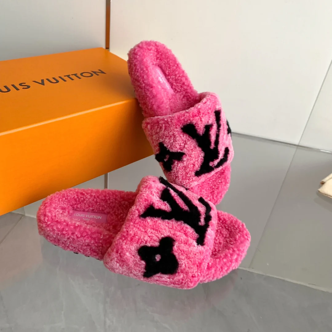 Новинка осенне-зимней коллекции LV 2023 — шерстяные тапочки — розовые.