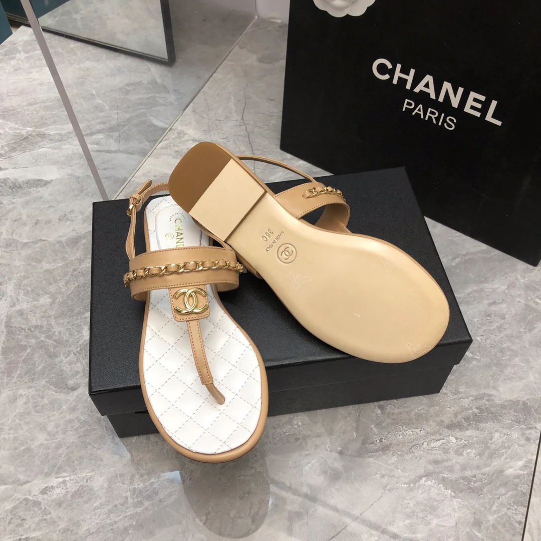 Новинка сезона весна/лето 2023 от Chanel - Классические сандалии с цепочкой и Т-образным ремешком - Белый/Абрикосовый