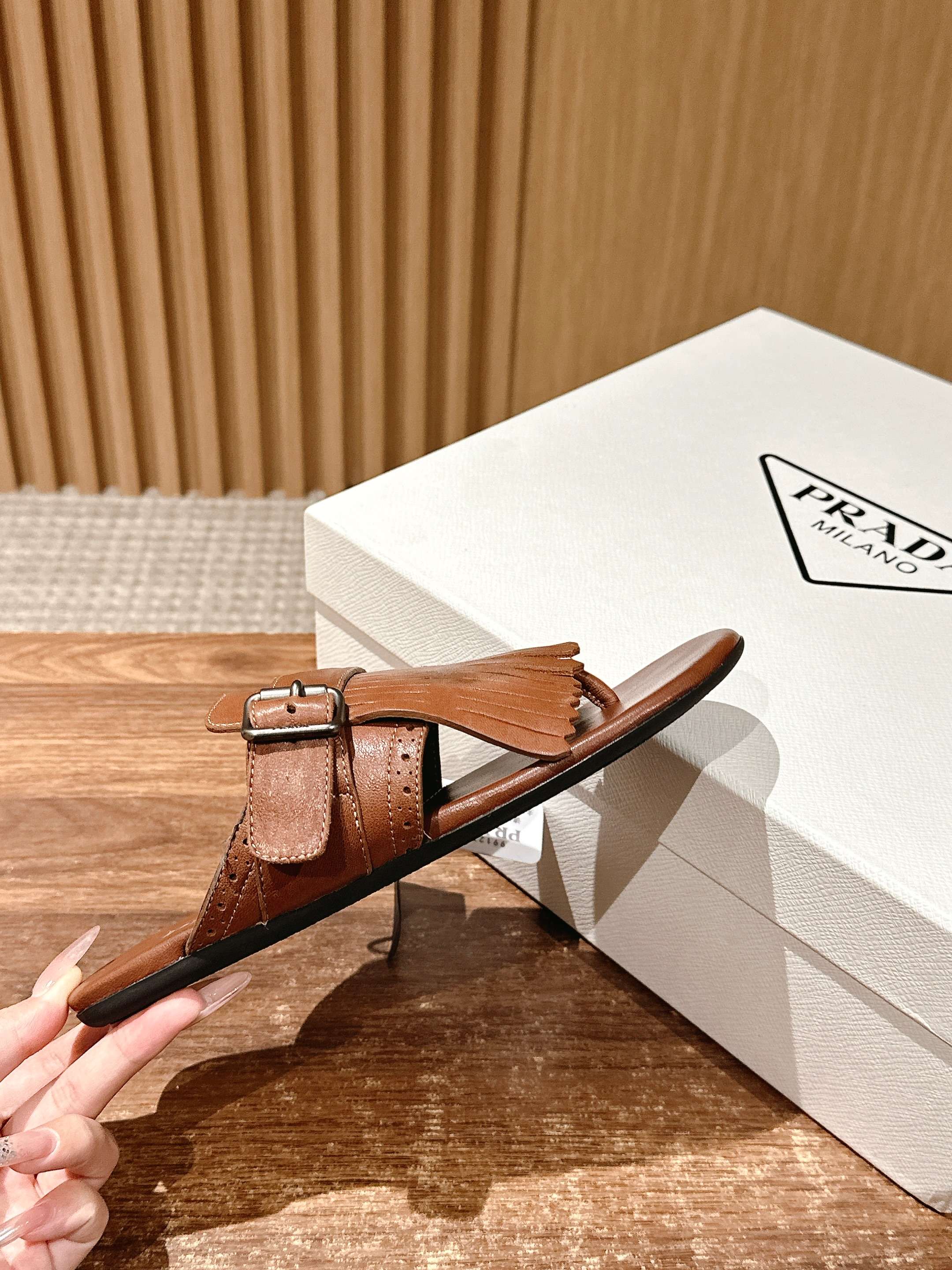 Новинка сезона весна/лето 2025 от Prada - Ретро-тапочки с кисточками - Подиумный образ - Ярко-коричневый цвет