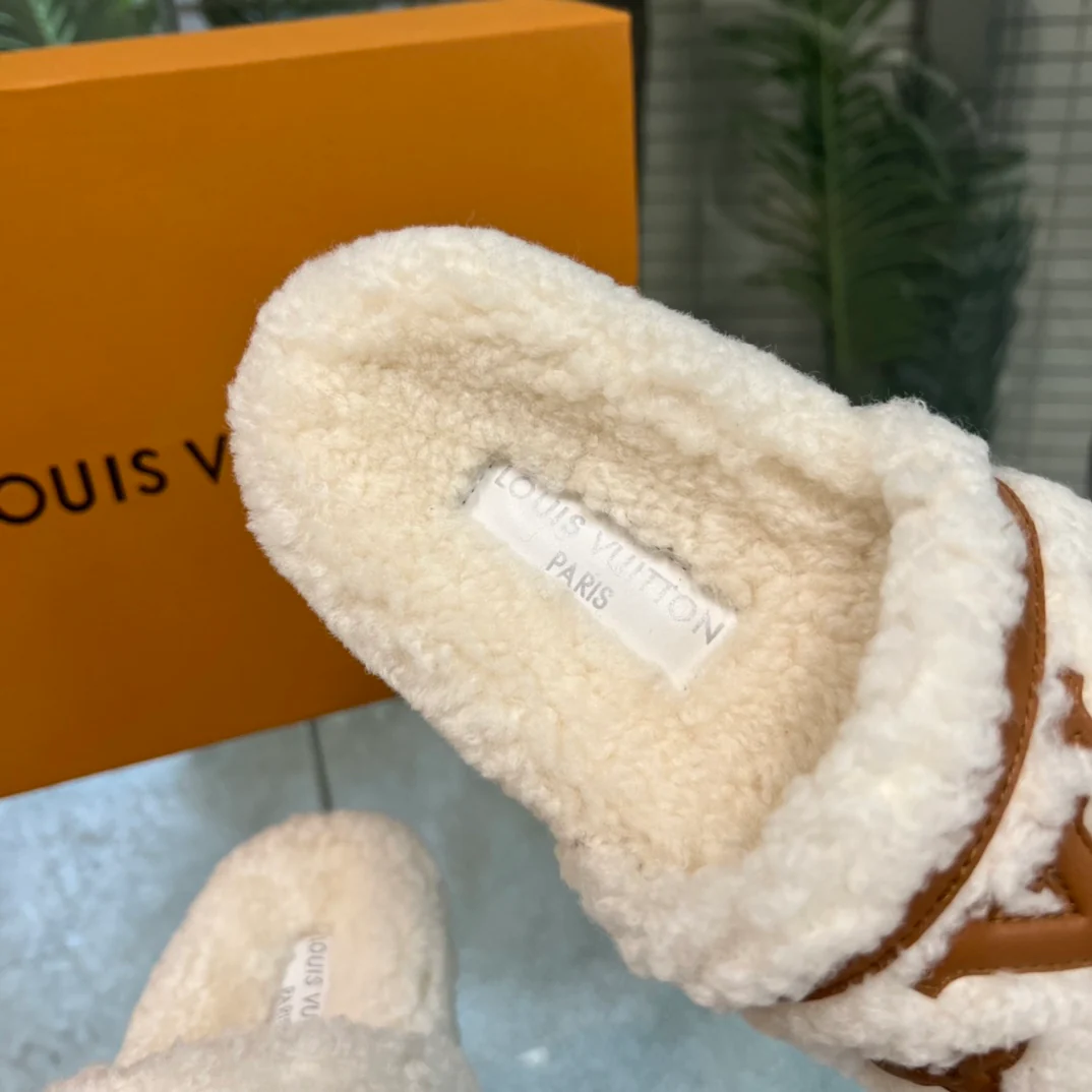Новинка ранней весны 2022 года от LV - Пушистые тапочки - Белые
