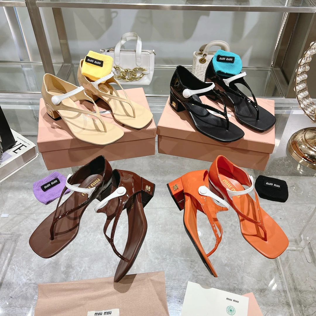 Изображение коллекции шлепанцев Miu Miu 2024 года.