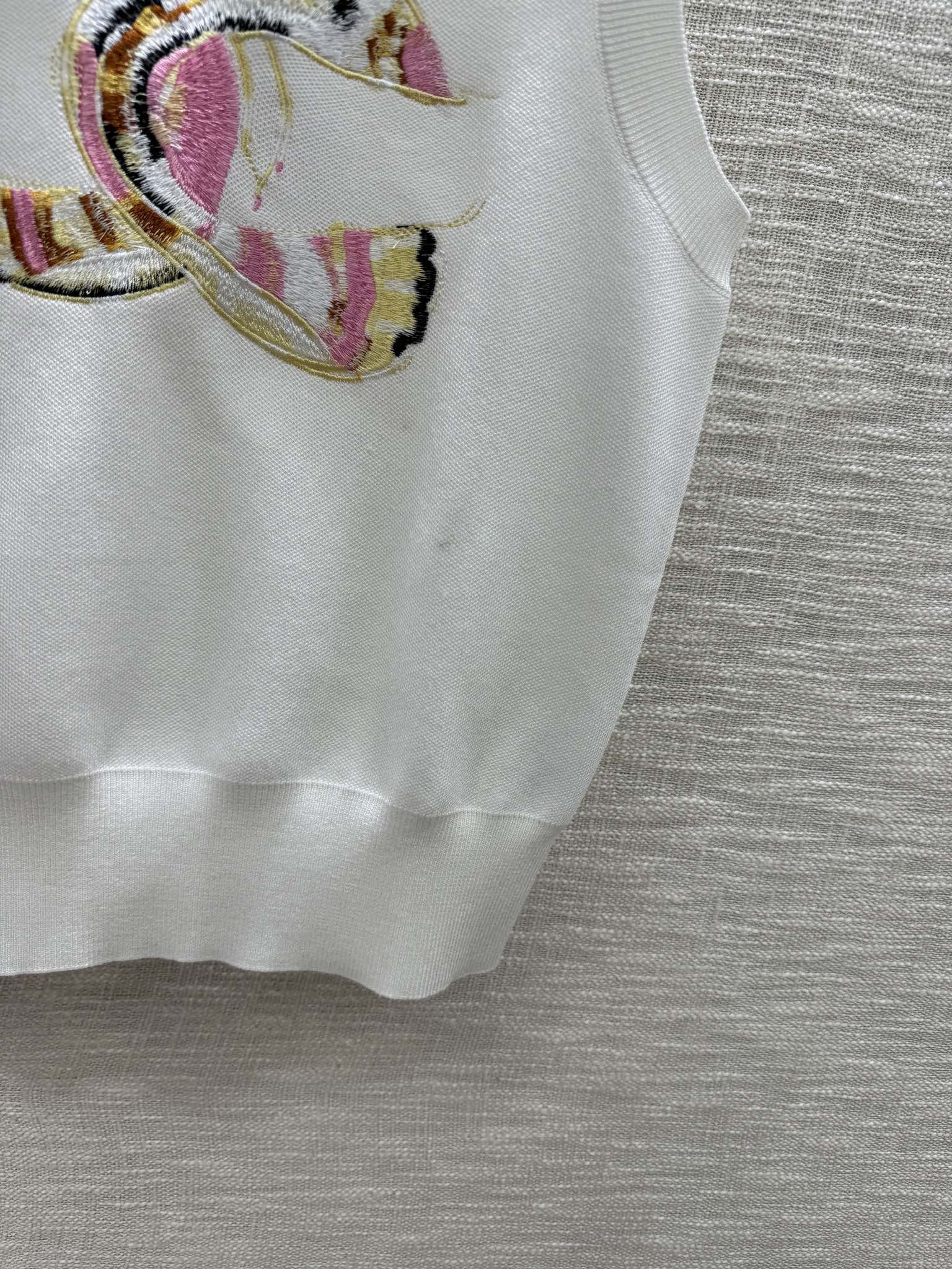 Вязаный жилет Chanel 2403 с вышивкой - белый