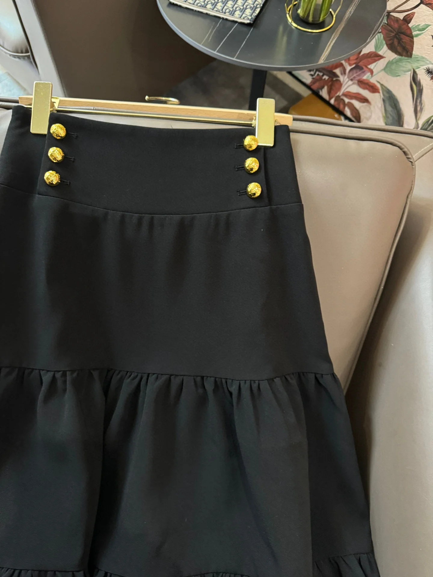 Платье Celine 2403 с золотыми пуговицами, длинное, черное.