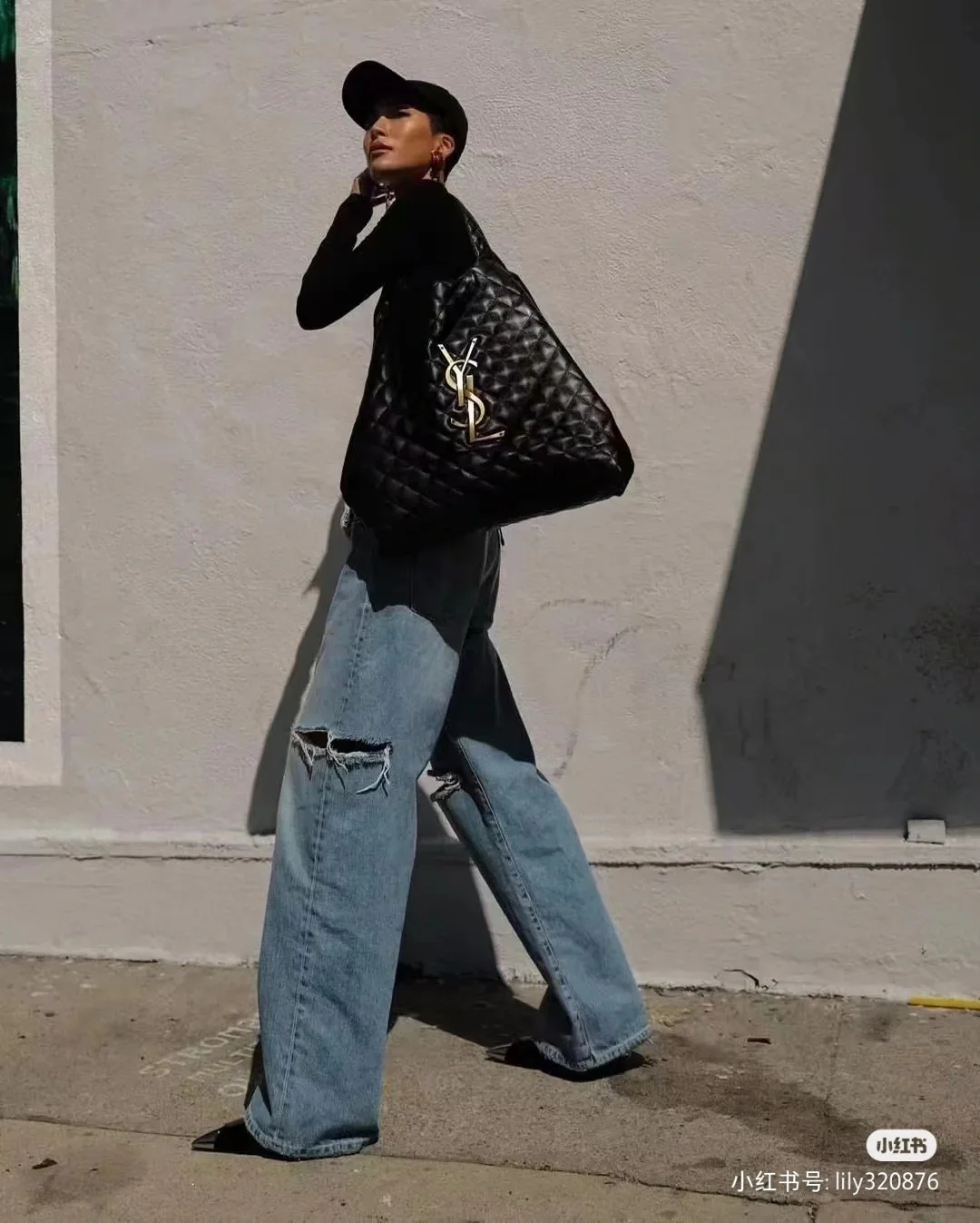 Сумка-тоут YSL Icarre — из овечьей кожи — черная с золотой фурнитурой — стиль Роуз (выбор Пак Чэ Ён) — фотографии в одежде