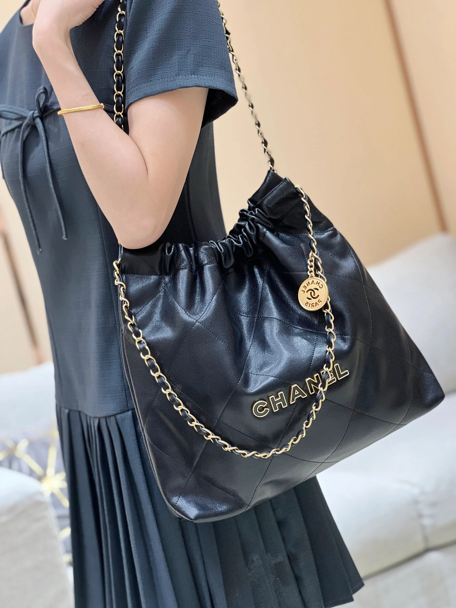 Chanel - черная кожаная сумка длиной 22 дюйма с текстурой в виде шариков (дизайн мусорного мешка).