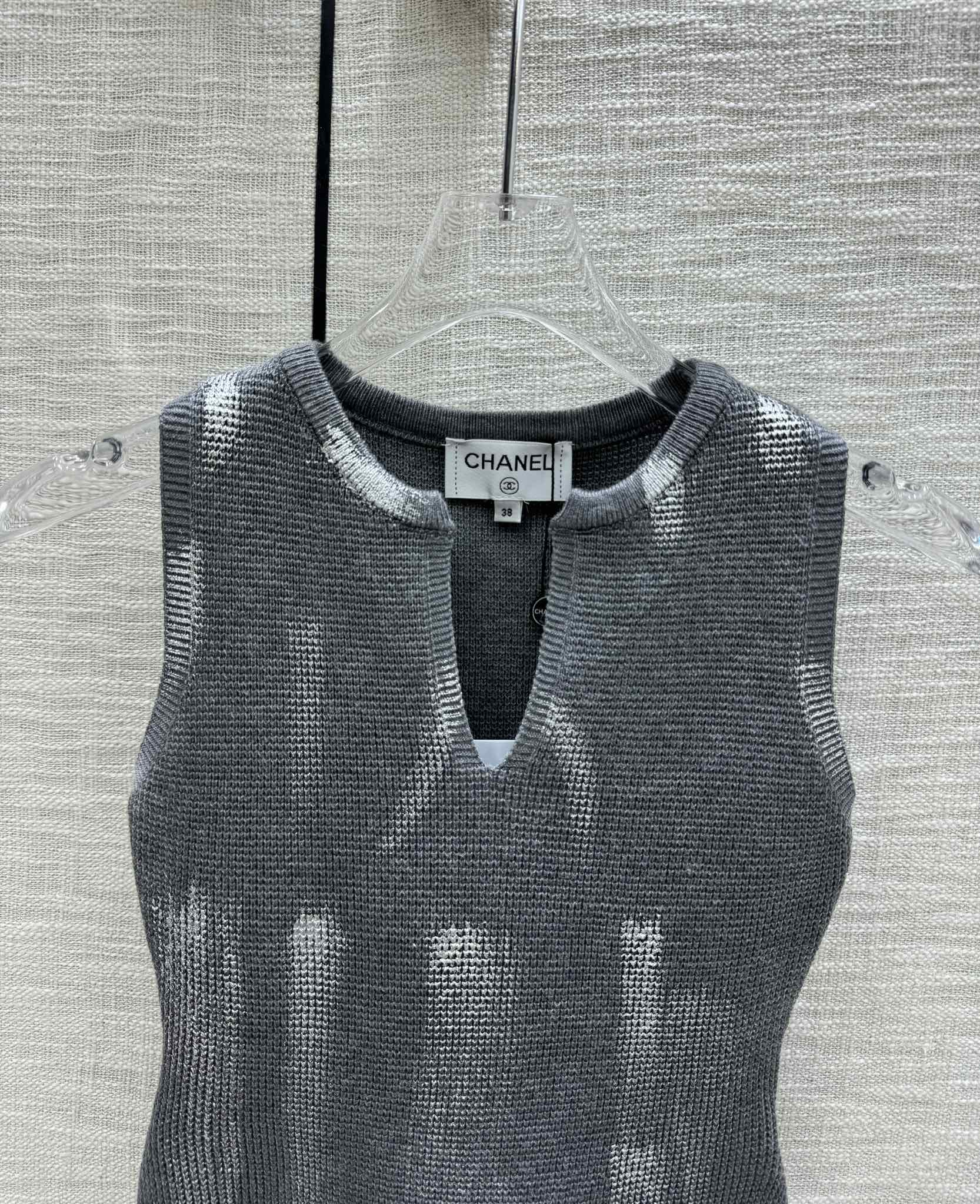 Вязаный жилет Chanel 2403 Graffiti с V-образным вырезом - темно-серый