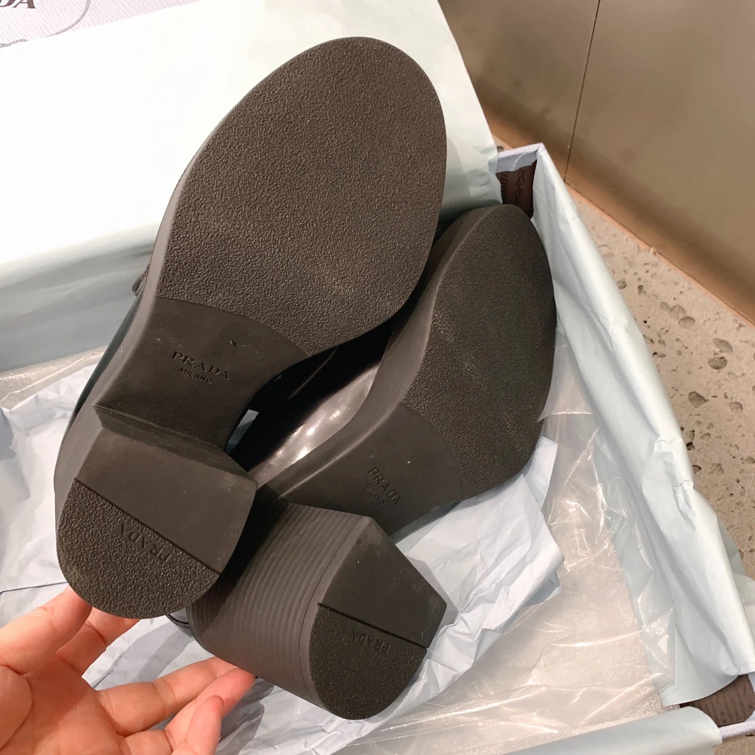 Новинка сезона весна/лето 2022 от Prada - Туфли-афро на массивном каблуке - 1