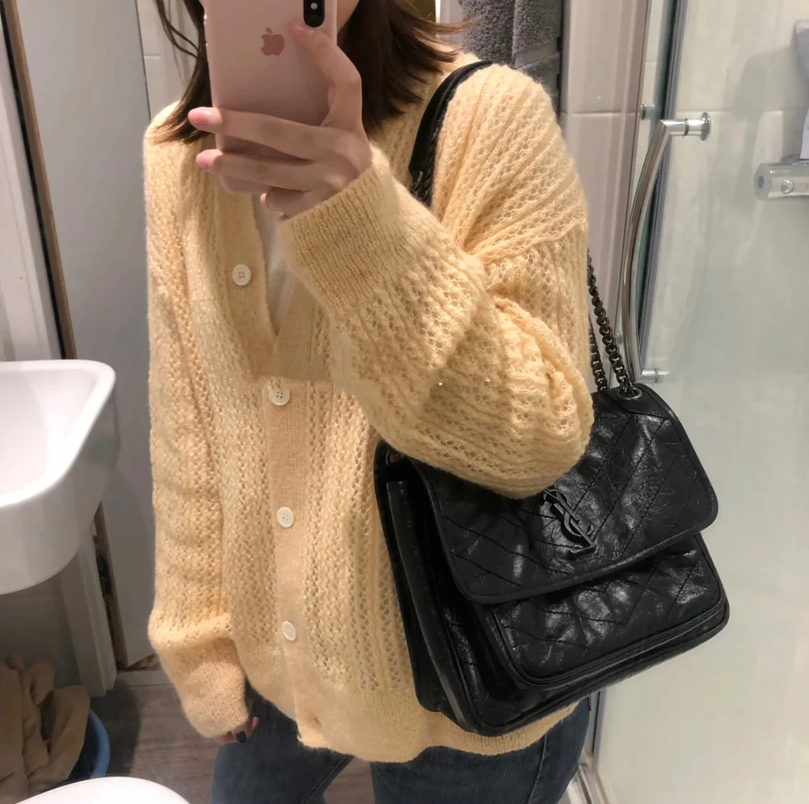 Часы YSL Niki Baby 28 см, кожаные, черные, с черной цепочкой — фото в движении.