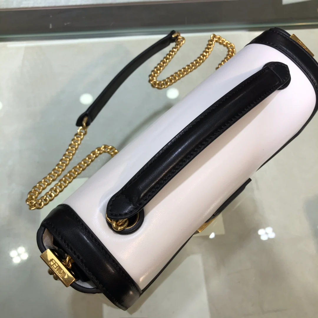 Сумка Fendi Baguette Medium из черной кожи с окантовкой