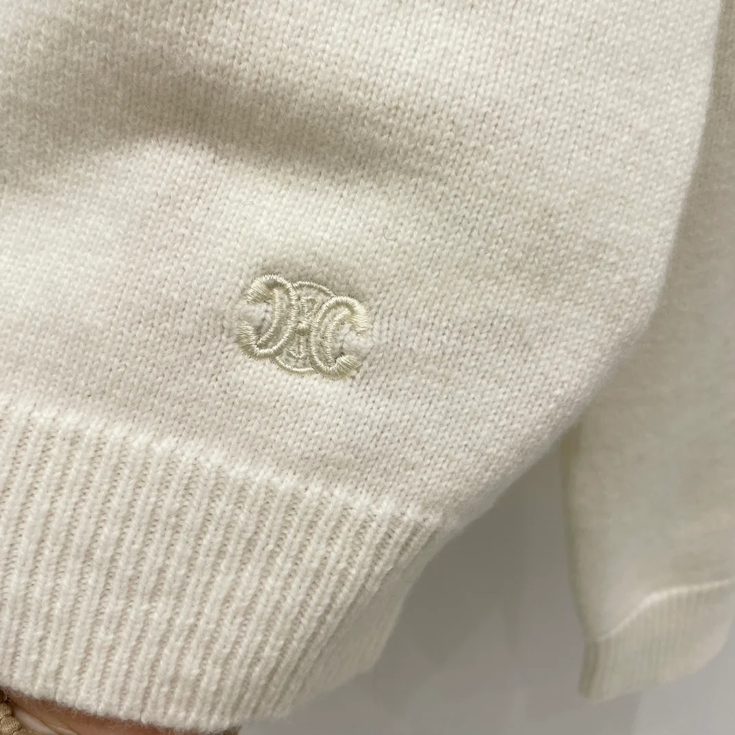 Celine 2403 - Прочный вязаный свитер с круглым вырезом, украшенный стразами, - кремовый.