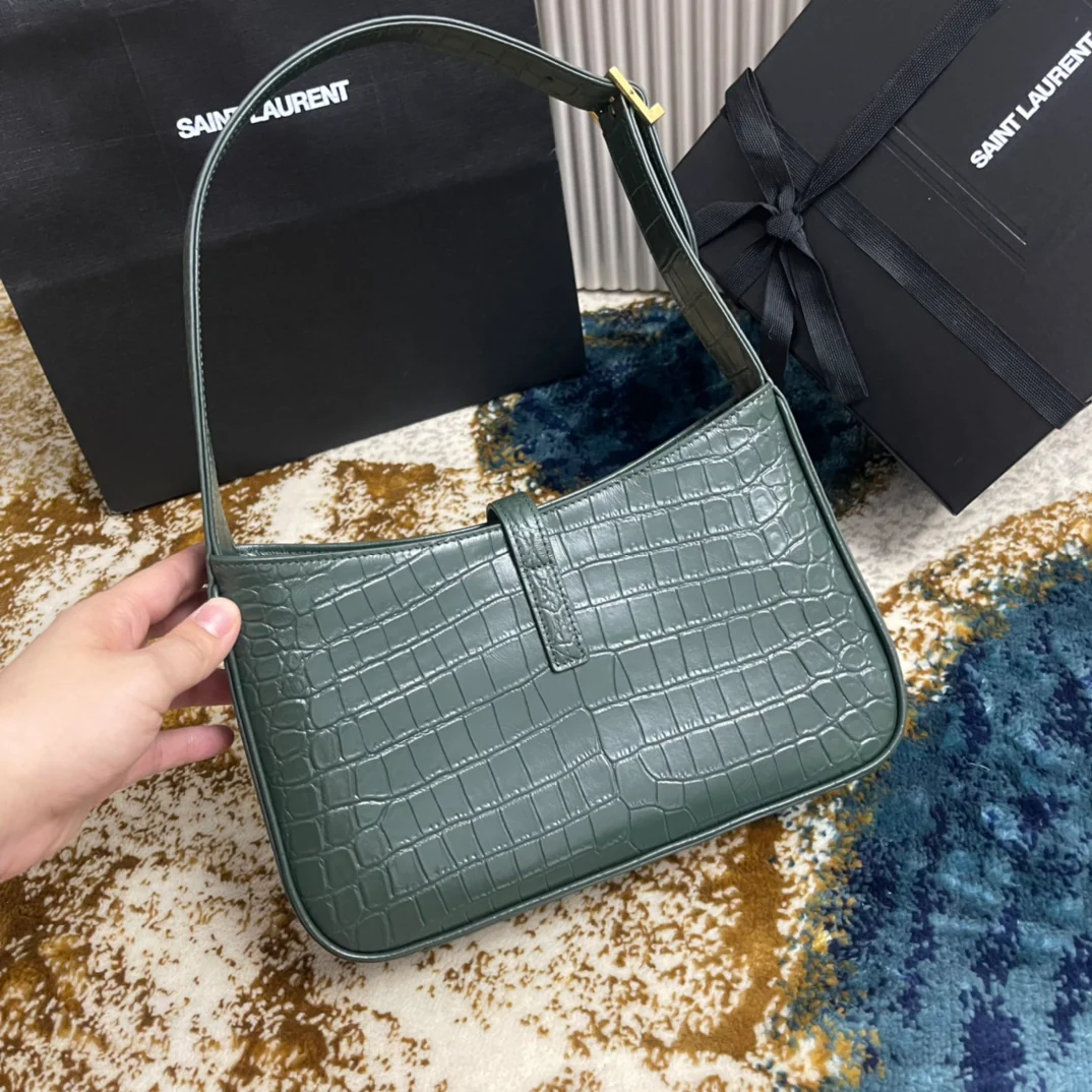 Сумка-седло YSL - зеленая с тиснением под крокодиловую кожу и золотой пряжкой.