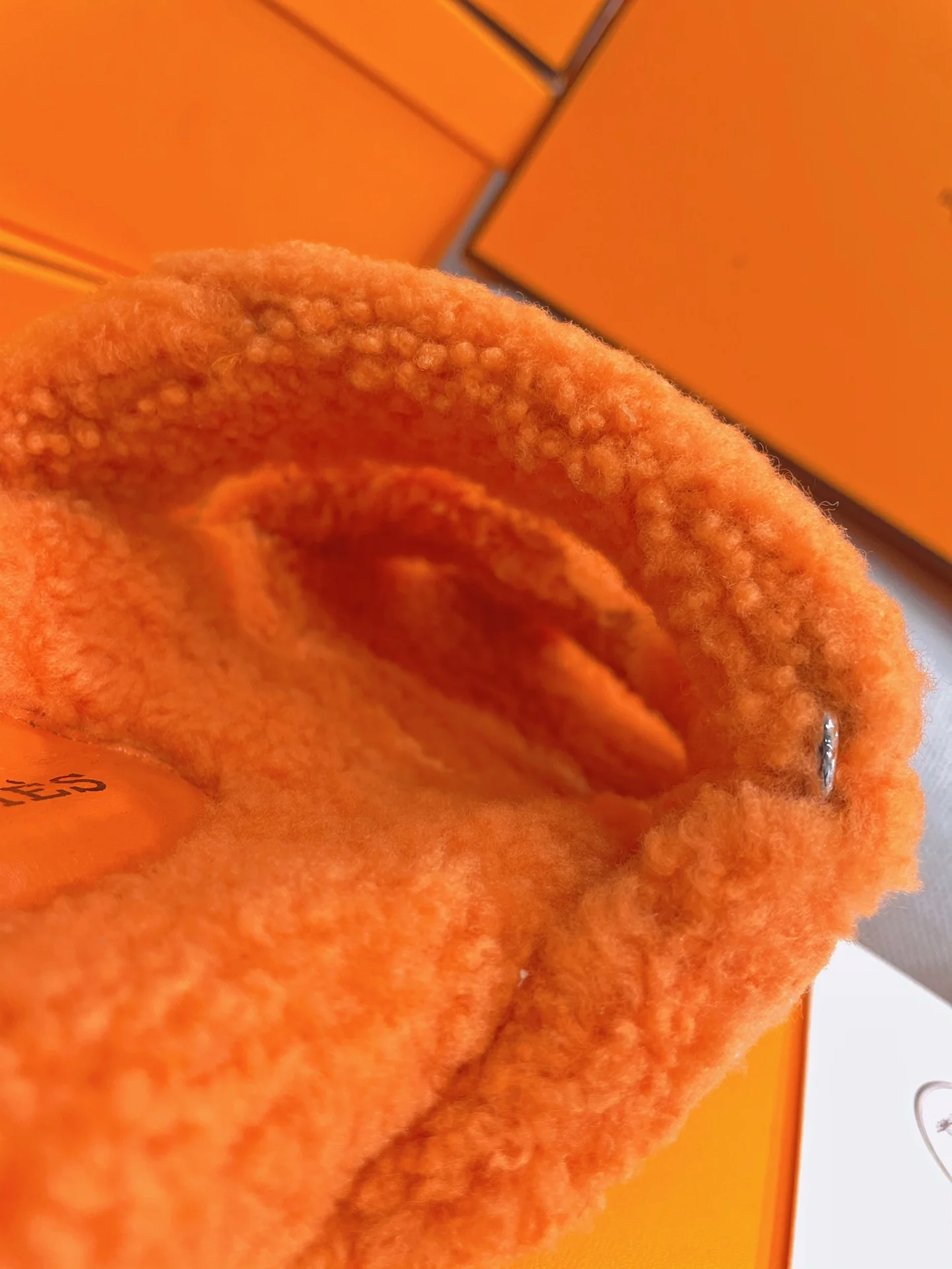 Новинка осенне-зимней коллекции Hermes 2022 — тапочки H из овечьей шерсти и кожи в стиле пэчворк — оранжевые.