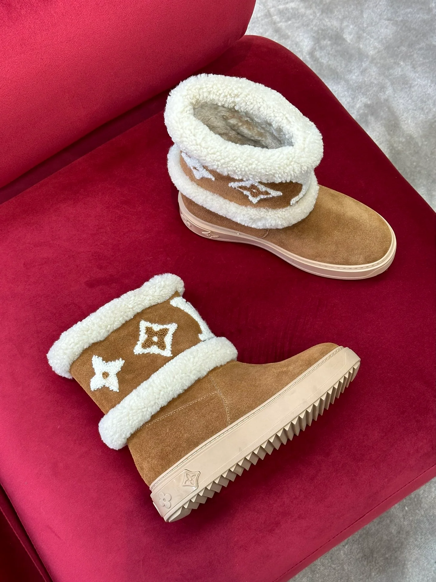 Новинка осенне-зимней коллекции LV 2022 — Снежные сапоги из натуральной овчины — Коричневые — 1 шт.