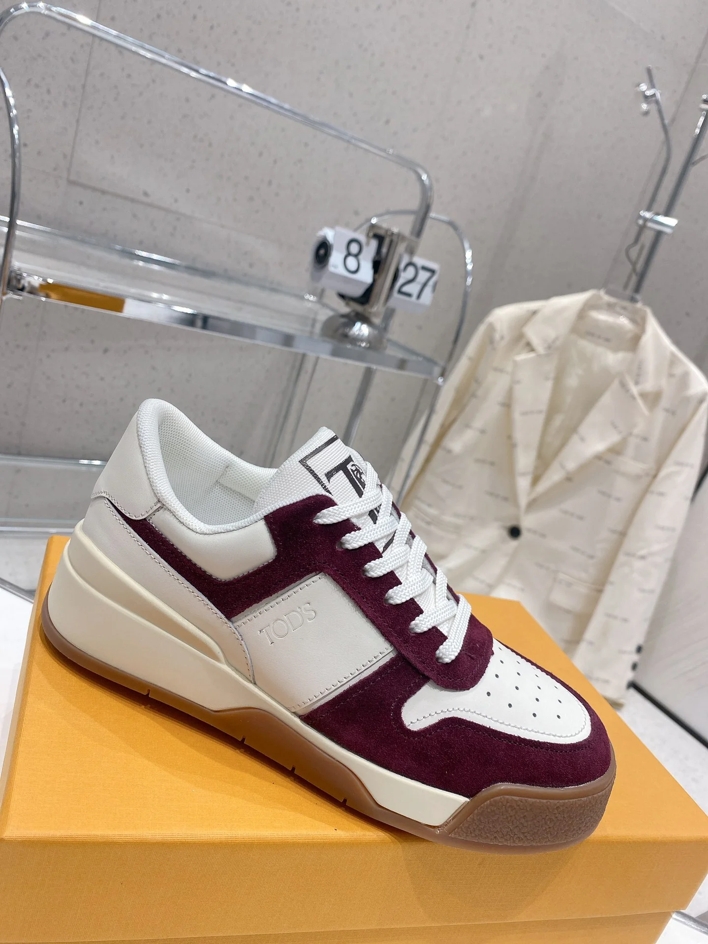 Весенняя коллекция Tods 2023 — Повседневная обувь — Парная модель — Коричневая подошва с бордовой отделкой