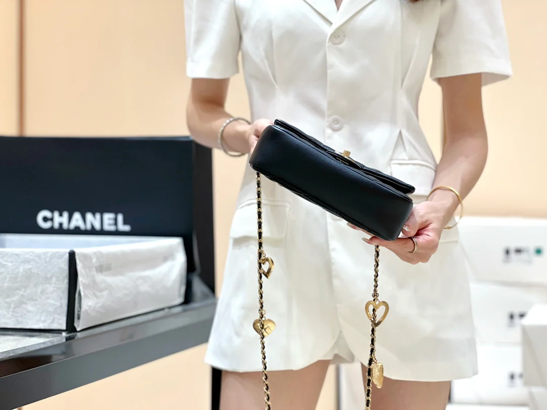 Новинка сезона осень/зима 2022 от Chanel - Сумка с подвеской в ??виде сердца на цепочке - Лимитированная серия - Черная